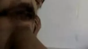 Morena con gafas con porno negras tatuaje en el cuerpo en la posición de cáncer reemplaza la maca con sexo