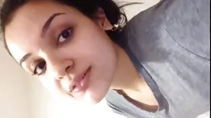 Pareja de chicas viejas haciendo el amor lindas organizó sexo grupal con un amigo