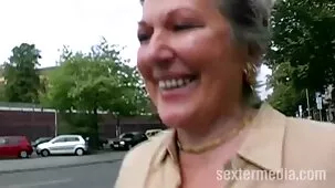 Hijastro y mamá con grandes tetas xxxpornogratis en el sofá de la sala de estar hacen el amor