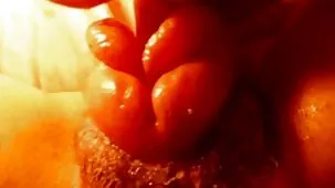 milf tatuada POV reemplaza las nalgadas con un placercams beso