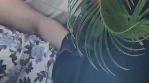 La partera, después de webcam porno en vivo besar un consolador, participa en sexo grupal con una pareja joven