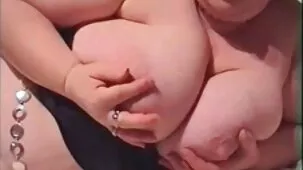 Dos chicas culonas teniendo xxx del bueno sexo grupal con el dueño de la mecedora