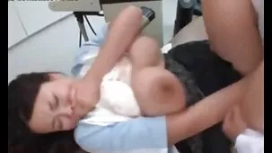 Hermosa xxx de abuelas morena en posición de cáncer pone su coño en una gran polla
