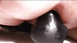 Lesbiana con cabello morado frota la lengua del pezón de la madre de su amiga y la hace mejor porno correrse