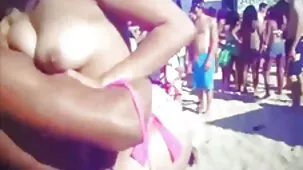 Mamá con tatuaje en la espalda besó a su esposo por videos xxx de negros la noche con una linterna