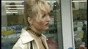 mamá rubia soltera en la cama extiende las caderas para sexo videos porno xxx POV