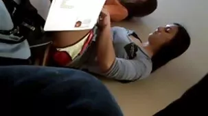 Chica joven y sexo español xxx su amiga le permiten a su medio hermano besarlos en video POV