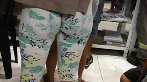 Una joven con un tatuaje don porno en el cuerpo participó en Sexo Grupal