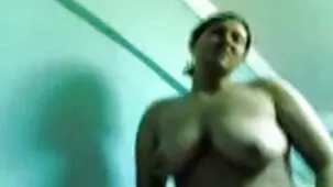 Padrastro se folla a su hijastra morena en el coche y la lleva al orgasmo con un beso de pene xxx porno 2020 largo