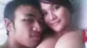 Morena rusa le hace una mamada a un hombre negro y extiende sus caderas para un beso vaginal porno para mayores