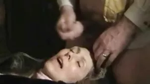 Hace masajes y eyacula en la 19rubias cara de una amante madura
