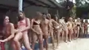 Linda adolescente chupa la polla y se azota el coño porno gratis en español con un amigo