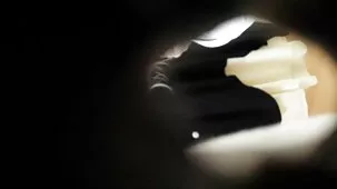 Una estudiante se levantó la falda y enmarcó su arbusto para un videos porno xxx caseros beso apasionado