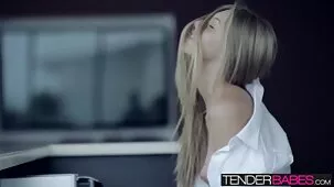 Chica rusa procesada fresca llena después de teatroporno un golpe de trabajo fresco