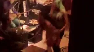 Chica flaca organizó striptease con sexo interracial con videos porno de orgias su amante