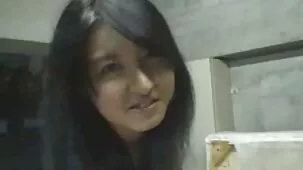 Beso peludo meando en anal se folla canal porno gratis a su esposa y a su mejor amiga flaca en el sofá