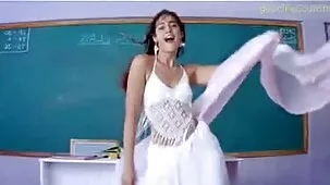 Chica en el el mejor video porno baño después de masturbarse cambió al pene de su amante