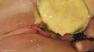 Madrastra y su hija organizaron sexo grupal videosdemadurasx para un hombre en la cocina y la sala de estar