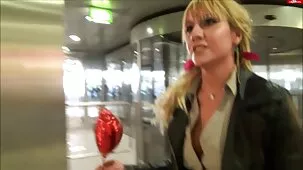 Chica joven chupando polla y pono hd saltando sobre el falo de su chico