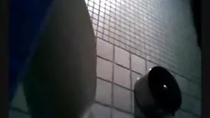 Joven chatporno pelirroja y su amiga organizaron sexo grupal para morena
