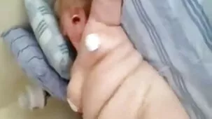 Chico de Moscú lame porno para descargar el coño afeitado adolescente dormida, luego se la folla besándose