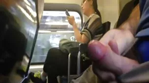 Chica rusa con tatuajes montando su polla en el xxx bizarro culo apretado