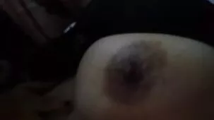 Vecino divierte a las mamás con pene largo y las lleva rubias19 al orgasmo con sexo grupal