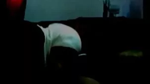 Joven tatuada eyacula videos eriticos sobre el pene de su novio directamente en la cama