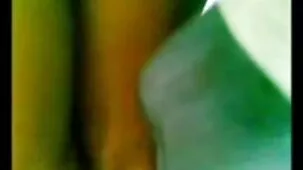 Hermosa maduras calientes xxx morena follando en el coño después del beso después del golpe de trabajo